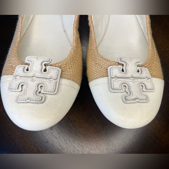 Tori Burch Carina Raffia Tan and White Size 7 Flats - Picture 2 of 9